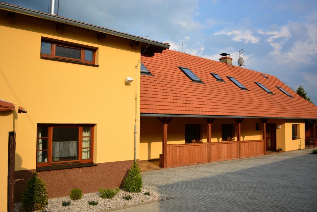 Penzion Farma Dvorec Radnice Экстерьер фото