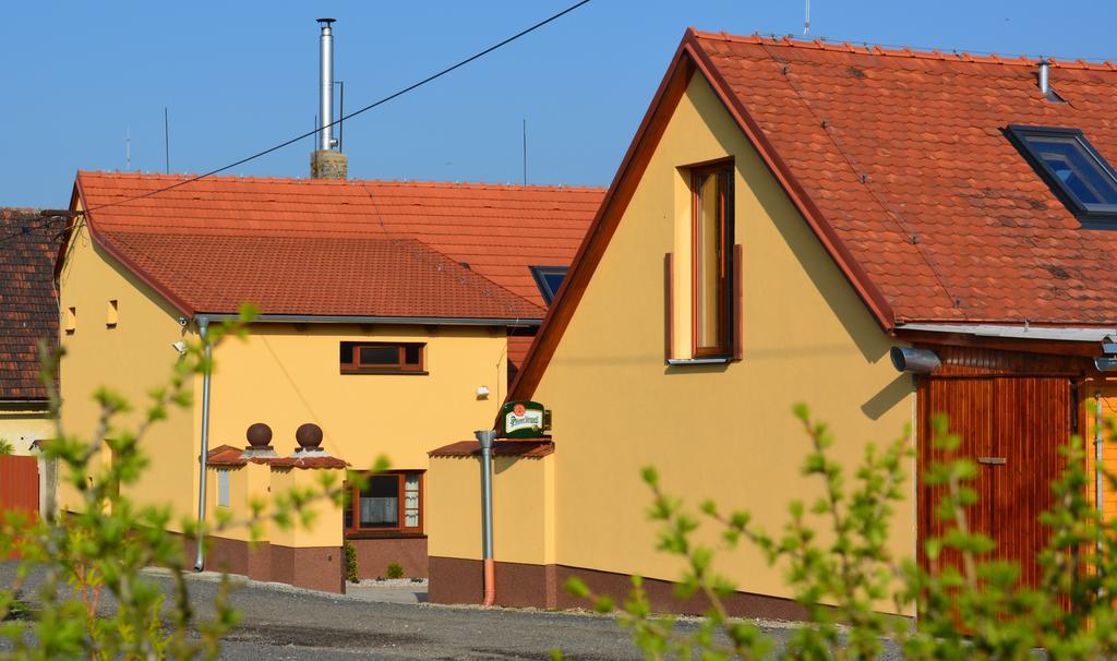 Penzion Farma Dvorec Radnice Экстерьер фото